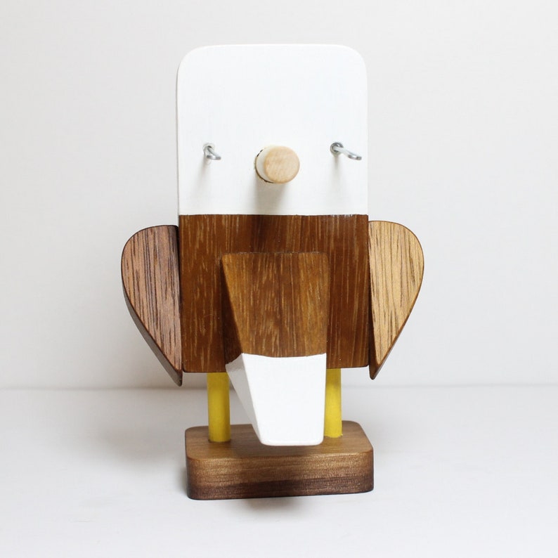 Eagle Eyeglass Stand.