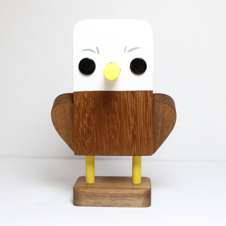 Eagle Eyeglass Stand.